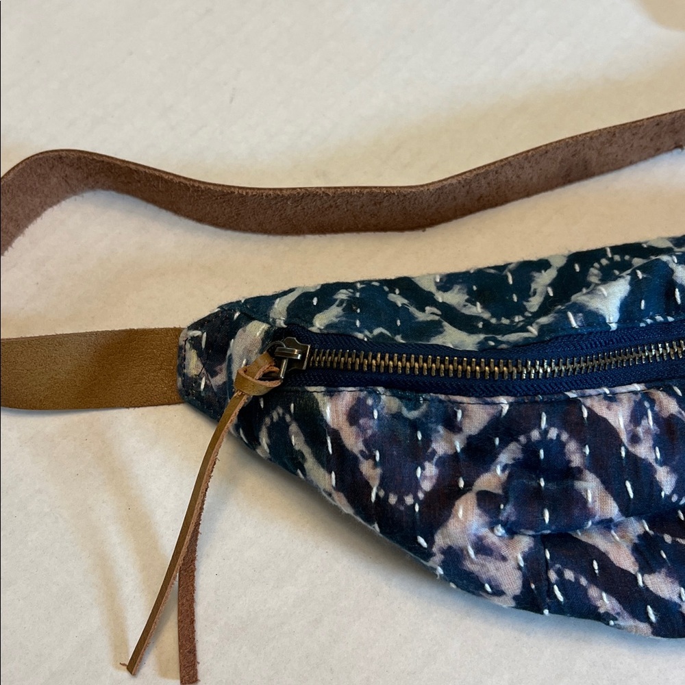 ANABAGLISH VIV KANTHA  HIP PACK SLING BAG BELT BAG TIE DYE WITH LEATHER STRAP - Picture 3 of 16